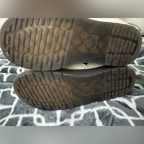 Dr martens boots.  Size 3 !!!  Hard to find size ! - Picture 8 of 9